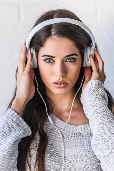 ヘッドフォンで音楽を聴く若い美しい女性 — ストック写真