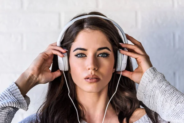 Joven Hermosa Mujer Escuchando Música Con Auriculares — Foto de Stock