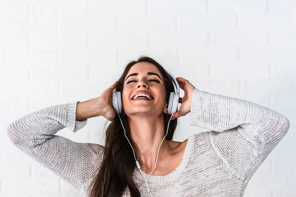 Joven Hermosa Mujer Escuchando Música Con Auriculares — Foto de Stock