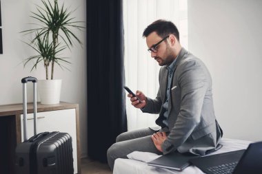 Otel odamda çalışma iş adamı