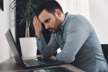 Otel odamda çalışma iş adamı