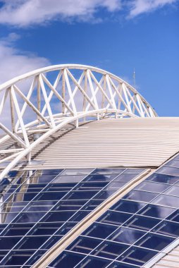 Mavi gökyüzü ile modern mimari yapı detayı