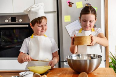 Abi ve kız kardeş mangırla çalışıyor.