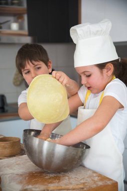 Abi ve kız kardeş mangırla çalışıyor.