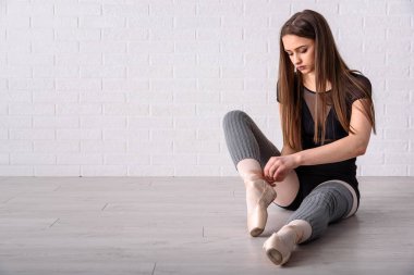 Güzel balerin dans etmeye hazırlanıyor.