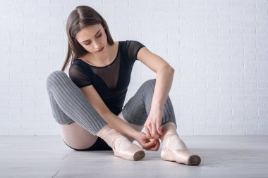 Güzel balerin dans etmeye hazırlanıyor.