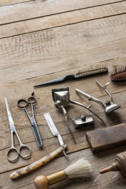 Ahşap arka planda berber aletleri