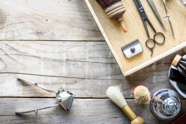 Ahşap arka planda berber aletleri