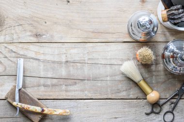 Ahşap arka planda berber aletleri