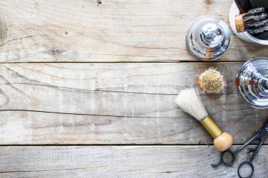 Ahşap arka planda berber aletleri