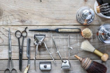 Ahşap arka planda berber aletleri