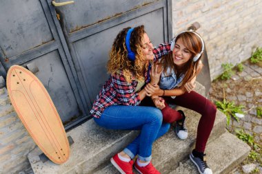 İki kız patenci dışarıda birlikte vakit geçiriyorlar. 