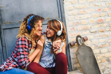 İki kız patenci dışarıda birlikte vakit geçiriyorlar. 