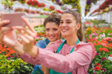 Serada selfie çeken genç kadınlar.