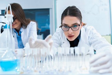 Laboratuvarda çalışan genç kadın bilim adamları 