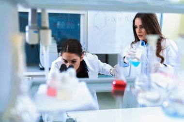 Laboratuvarda çalışan genç kadın bilim adamları 