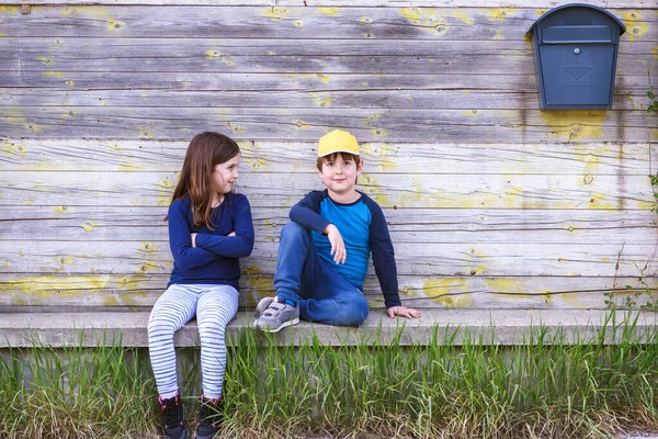 Porträt Glücklicher Kinder Auf Einem Hintergrund Aus Holzbrettern — Stockfoto