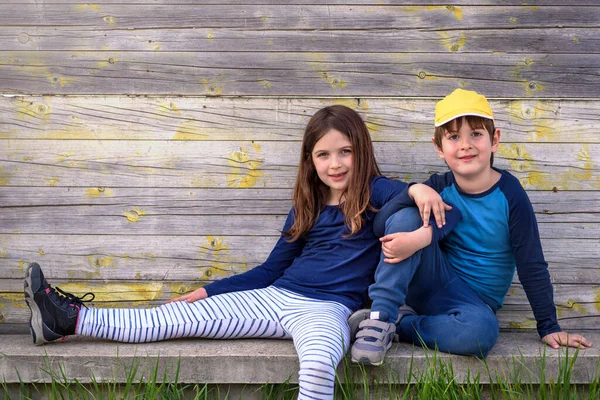 Porträt Glücklicher Kinder Auf Einem Hintergrund Aus Holzbrettern — Stockfoto