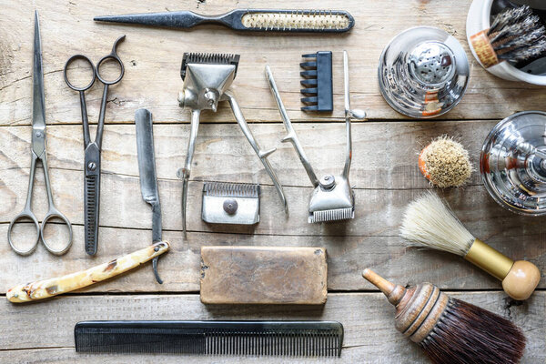 набор парикмахерских инструментов на деревянном фоне