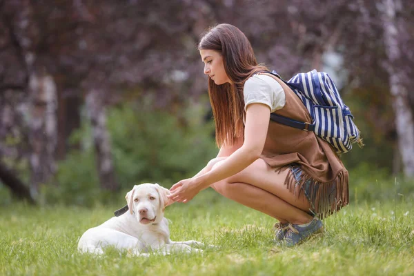 Menina Bonita Divertindo Com Seu Filhote Cachorro Labrador Parque — Fotografia de Stock