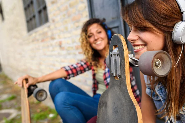 2人の女の子スケーターが屋外で — ストック写真