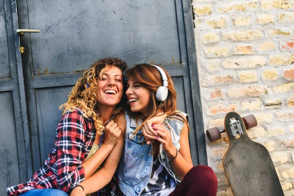 Two Girls Skaters Spending Time Together Outdoors — Stock Photo, Image