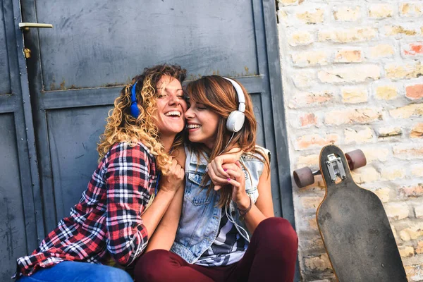 Two Girls Skaters Spending Time Together Outdoors — Stock Photo, Image