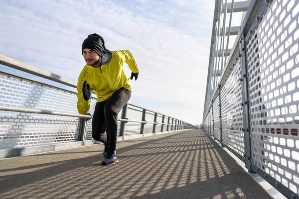Atraktivní Fit Muž Běží Rychle Podél Velkého Moderního Mostu Cvičení — Stock fotografie
