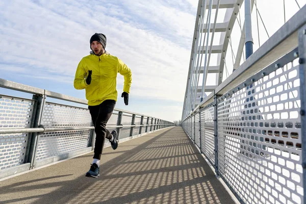 Νεαρός Άνδρας Που Τρέχει Στη Γέφυρα Της Πόλης — Φωτογραφία Αρχείου