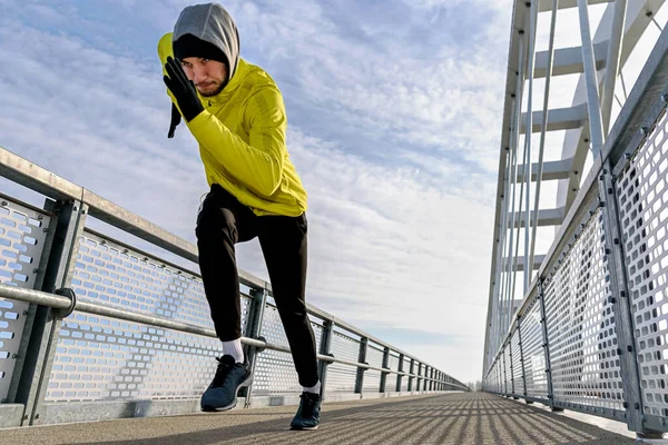 Giovane Che Jogging Sul Ponte Città — Foto Stock