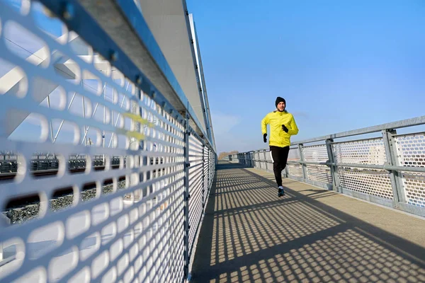 Giovane Che Jogging Sul Ponte Città — Foto Stock