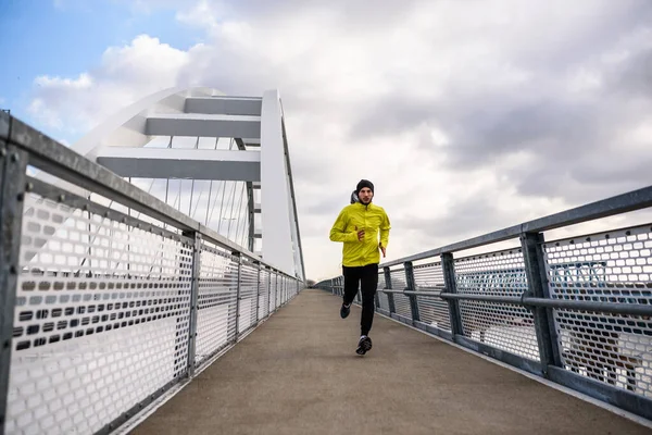Attraente Uomo Forma Che Corre Veloce Lungo Grande Ponte Moderno — Foto Stock