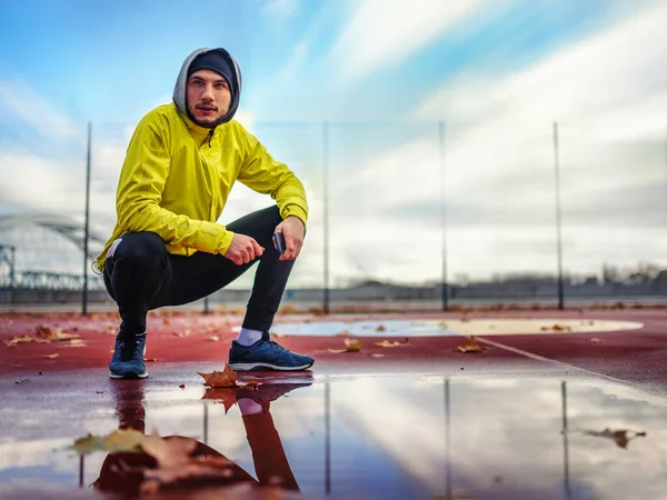 Πορτρέτο Του Νεαρού Αθλητή Στο Αντιανεμικό Χρησιμοποιώντας Smart Phone Την — Φωτογραφία Αρχείου