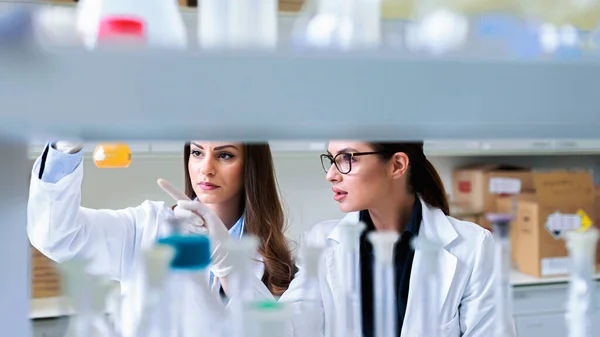 Jóvenes Científicas Que Trabajan Laboratorio — Foto de Stock
