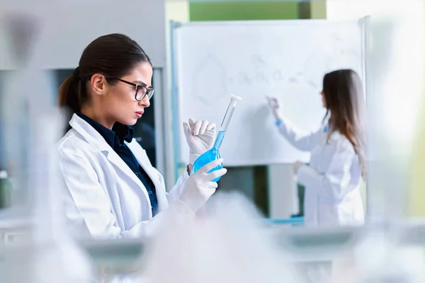 Jóvenes Científicas Que Trabajan Laboratorio — Foto de Stock