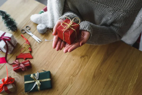 Kadın Elleri Ahşap Arka Planda Noel Hediyesini Tutuyor — Stok fotoğraf