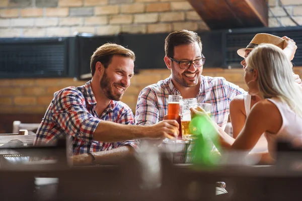 Amigos Bebendo Cerveja Pub — Fotografia de Stock