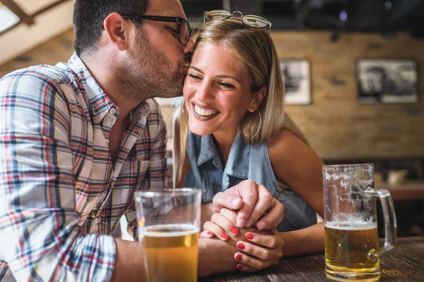 夫妻二人在酒吧喝啤酒 — 图库照片