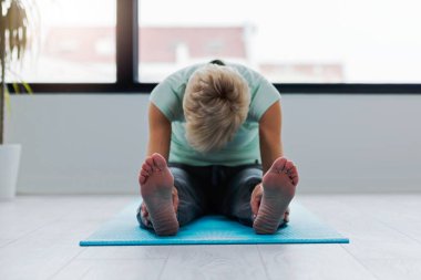 kadın kıdemli yoga egzersizleri yapıyor