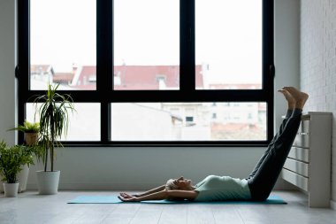 kadın kıdemli yoga egzersizleri yapıyor