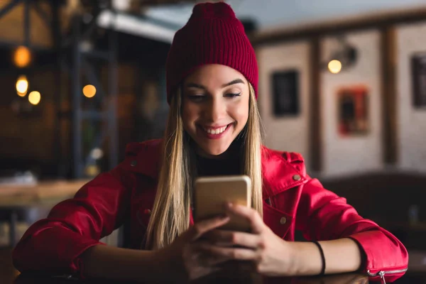 Молода Жінка Мобільним Телефоном Кафе — стокове фото