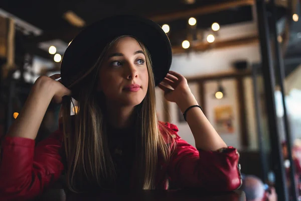 Красивая Молодая Женщина Шляпе Позирует Кафе — стоковое фото