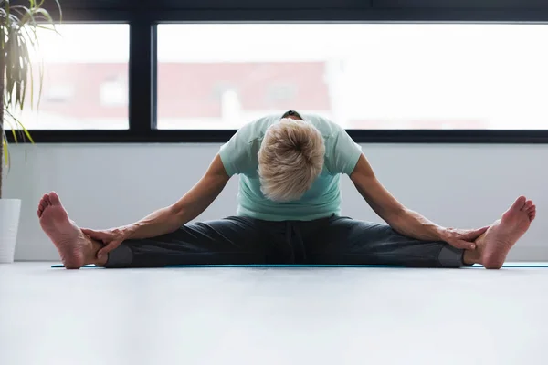 Donna Anziana Che Esercizi Yoga — Foto Stock