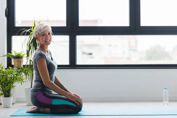Donna Anziana Che Esercizi Yoga — Foto Stock