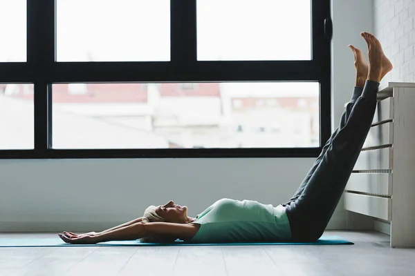 Femme Âgée Faisant Des Exercices Yoga — Photo