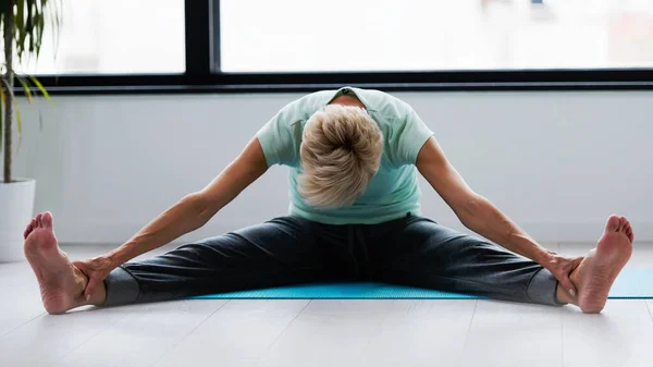 Kadın Kıdemli Yoga Egzersizleri Yapıyor — Stok fotoğraf