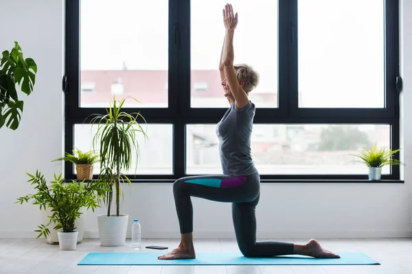 Femme Âgée Faisant Des Exercices Yoga — Photo