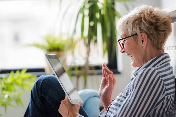 Güzel Olgun kadın evde tablet kullanma