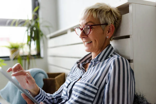 Güzel Olgun kadın evde tablet kullanma