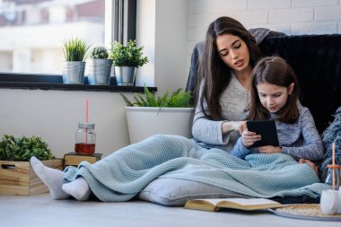 İki kız kardeş birlikte evde vakit geçiriyorlar. 